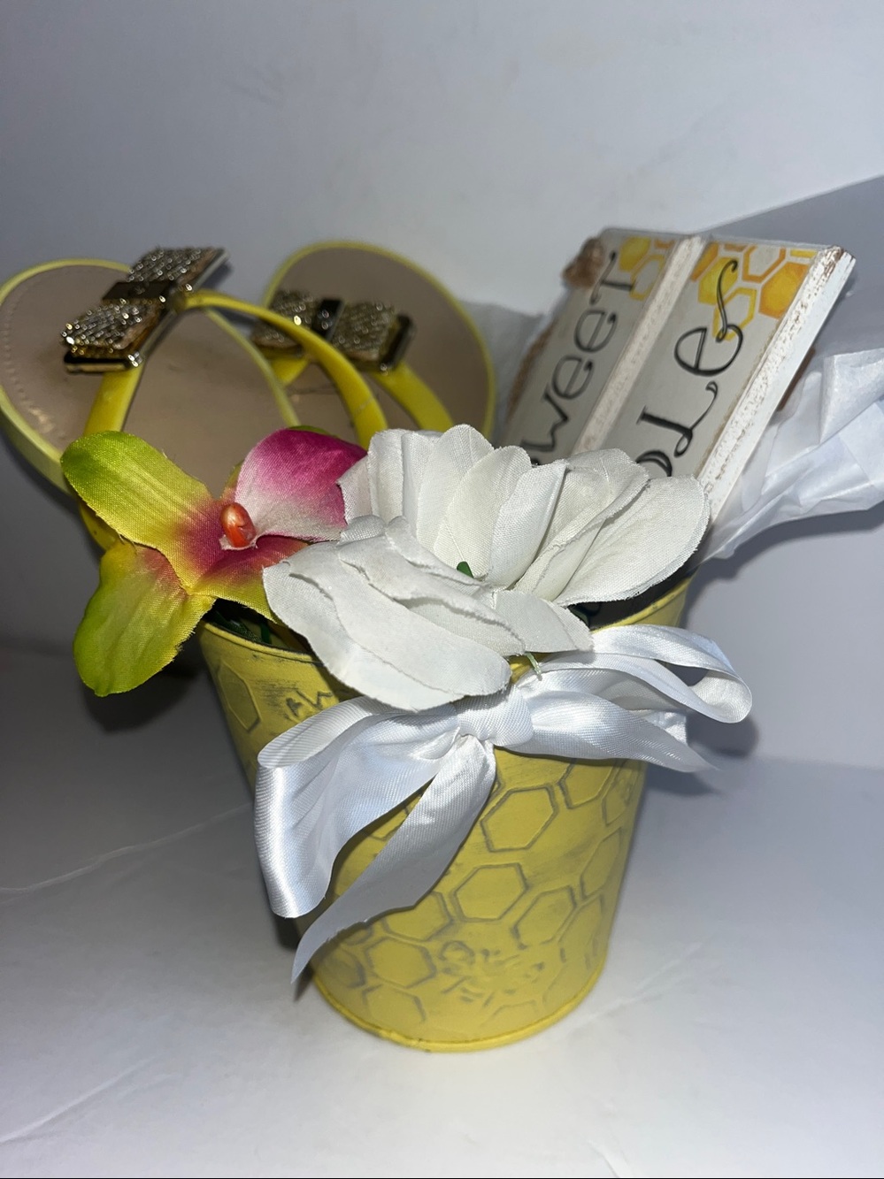Nwt yellow spring bee bundle gold bow flip flops &wood sign βBee Sweet&Bumbleβ - Picture 2 of 16